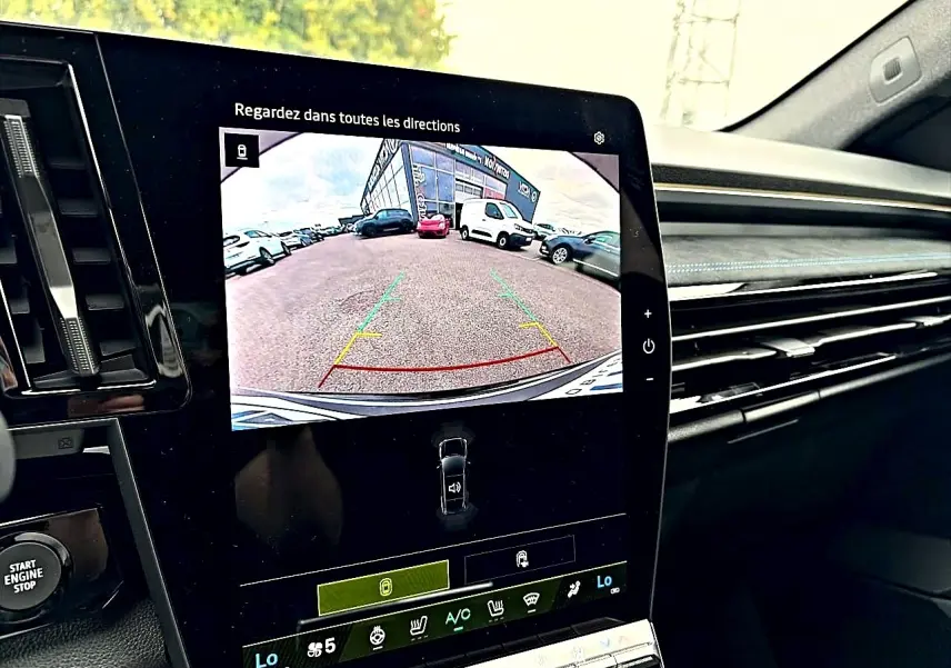 Vue intérieure centrée sur l'écran tactile affichant la caméra de recul du Renault Austral gris schiste, avec tableau de bord moderne.