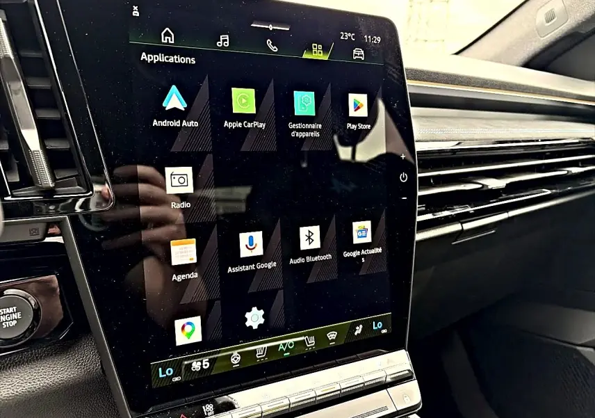 Vue rapprochée de l’écran tactile central du Renault Austral gris schiste, affichant les applications connectées.