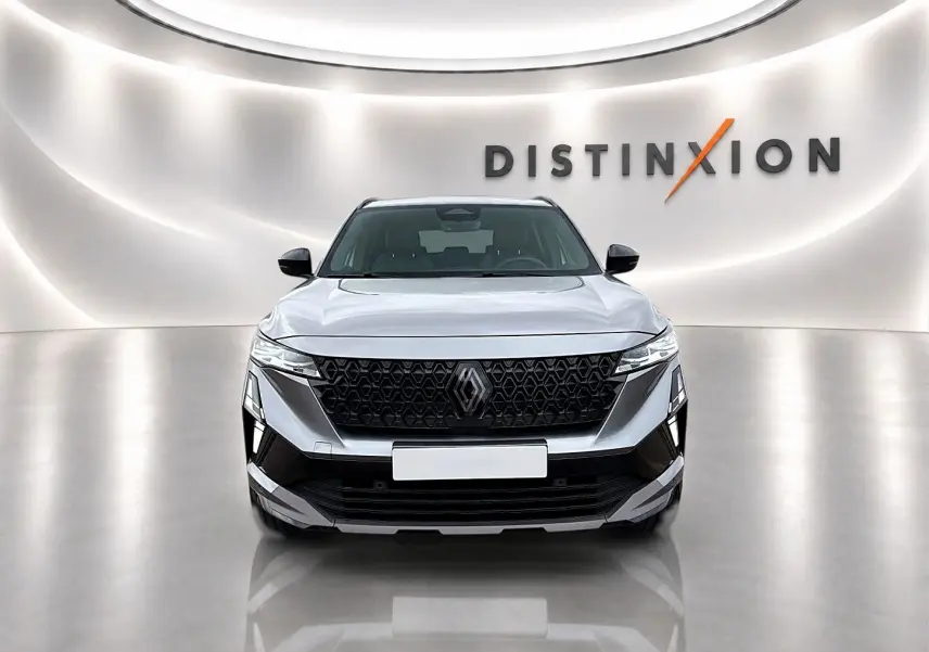 Vue avant du Renault Austral gris schiste avec calandre noire et logo Renault centré, dans un showroom lumineux.
