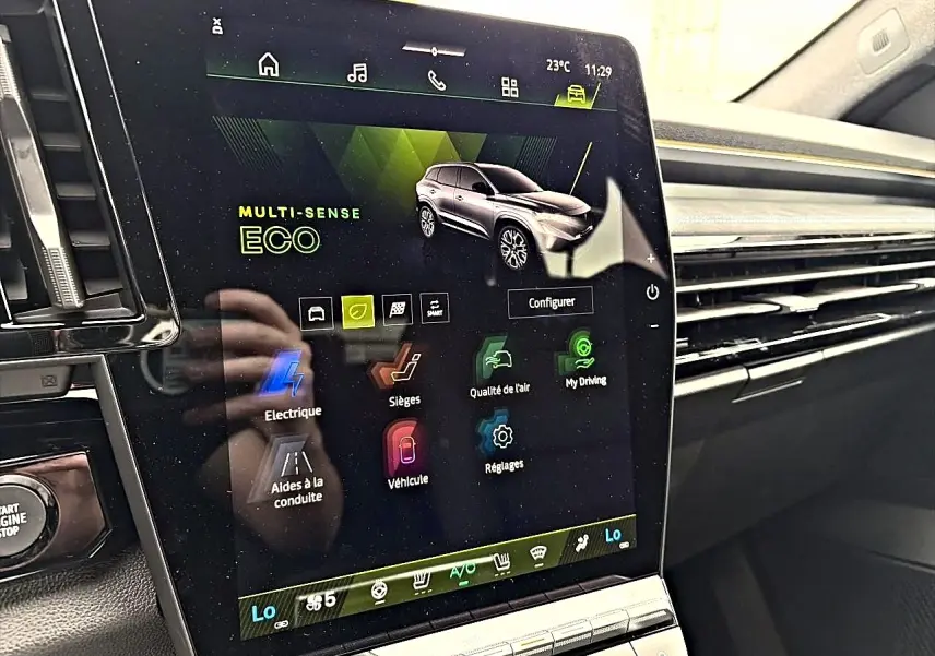Écran tactile intérieur du Renault Austral gris schiste, affichant le mode de conduite Eco en vue rapprochée.