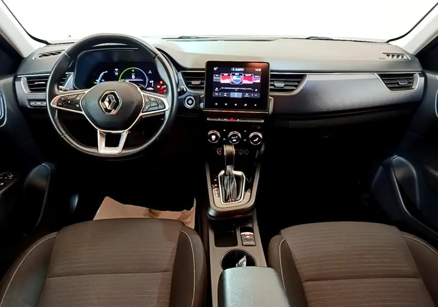 Intérieur de la Renault Arkana Business E-TECH 2022, tableau de bord noir avec écran tactile central et volant multifonctions.