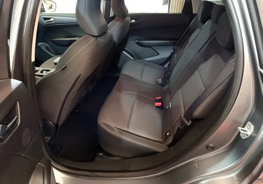 Vue intérieure côté droit sur la banquette arrière grise du Renault Arkana Business E-TECH 145 de 2022.