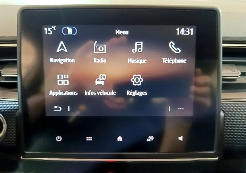 Écran tactile central du tableau de bord du Renault Arkana Business E-TECH 145 affichant le menu principal.