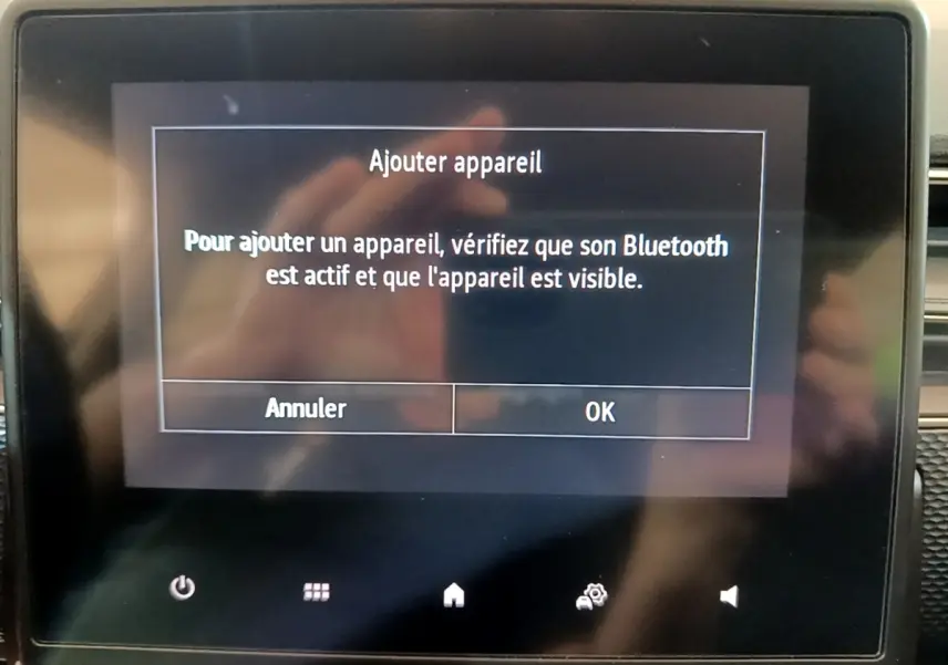 Écran tactile central du tableau de bord du Renault Arkana Business E-TECH 145 affichant une demande d'ajout Bluetooth.