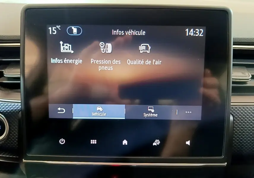 Écran tactile central du tableau de bord du Renault Arkana Business E-TECH 145 affichant les infos véhicule.