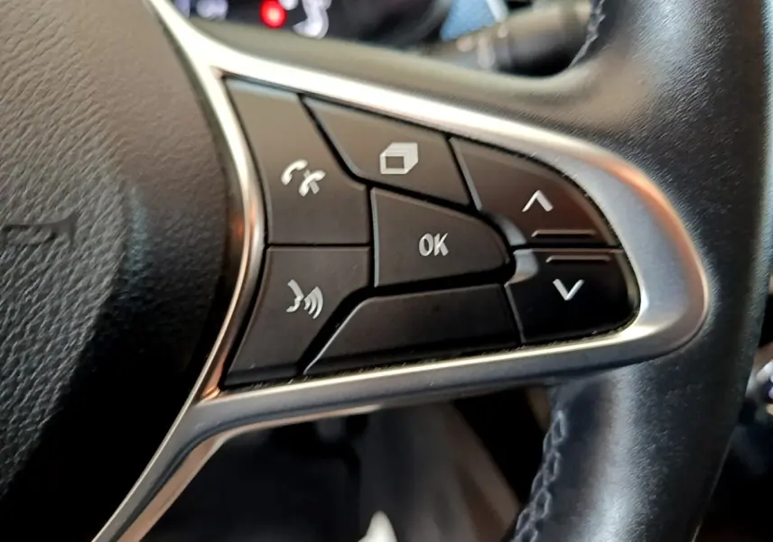 Gros plan sur les commandes multifonctions du volant en cuir noir du Renault Arkana Business E-TECH 145 2022.