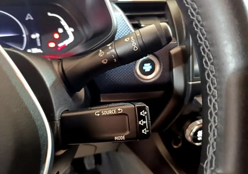 Gros plan sur la commande multifonctions côté gauche du volant cuir du Renault Arkana Business E-TECH gris foncé 2022.