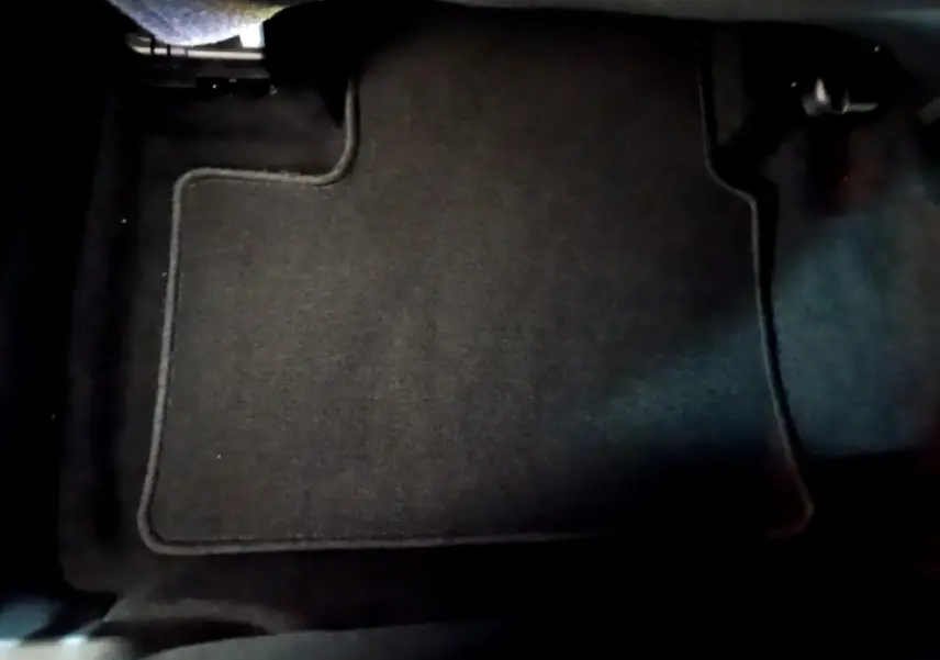 Tapis de sol noir côté conducteur du Renault Arkana Business E-TECH 145 2022, vue rapprochée intérieure.