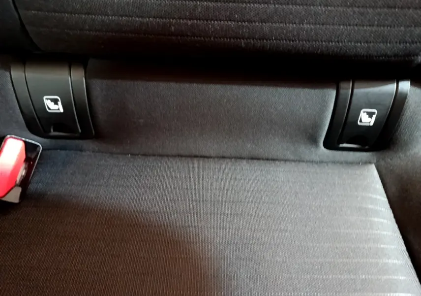 Gros plan sur la banquette arrière gris foncé du Renault Arkana Business E-TECH 145 avec attaches Isofix visibles.