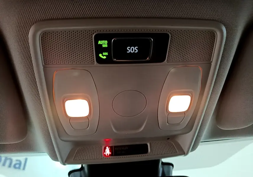 Vue en gros plan du plafonnier intérieur avec éclairage et bouton SOS du Renault Arkana Business E-TECH 145 gris foncé.
