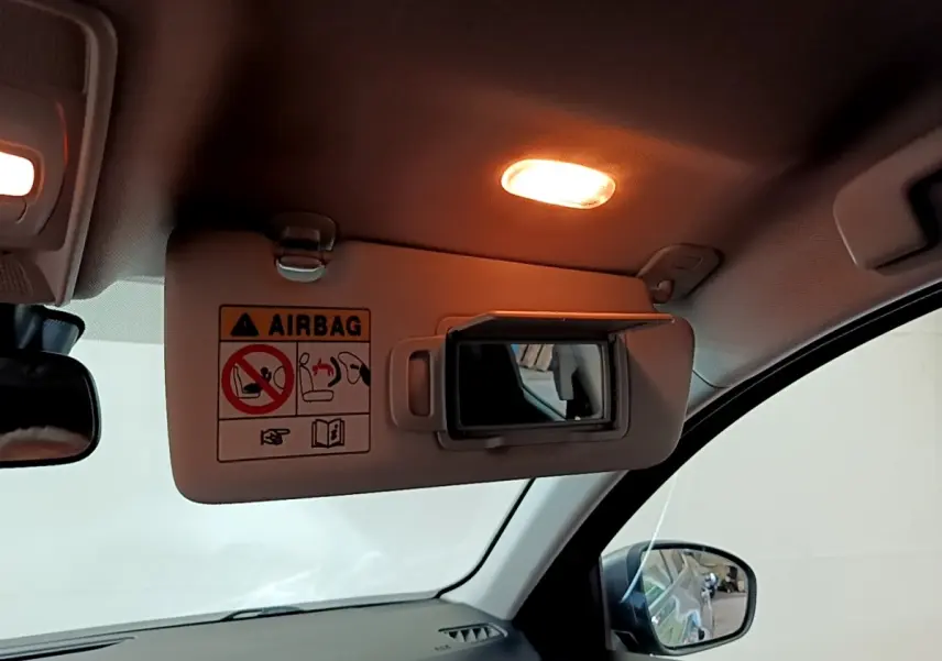 Miroir de courtoisie ouvert sur pare-soleil côté conducteur dans l'habitacle du Renault Arkana Business E-TECH gris foncé 2022.