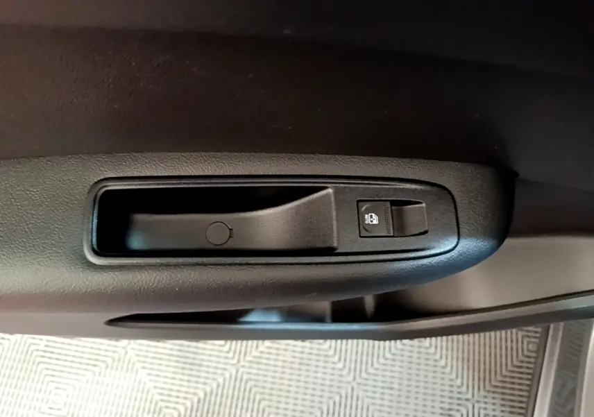 Poignée intérieure de porte noire avec bouton de verrouillage, détail du côté gauche d'une Renault Arkana Business E-TECH 2022.