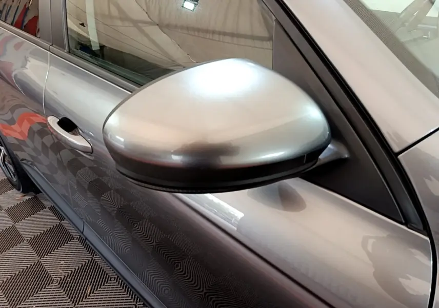 Gros plan sur le rétroviseur côté conducteur gris foncé du Renault Arkana Business E-TECH 145 de 2022.