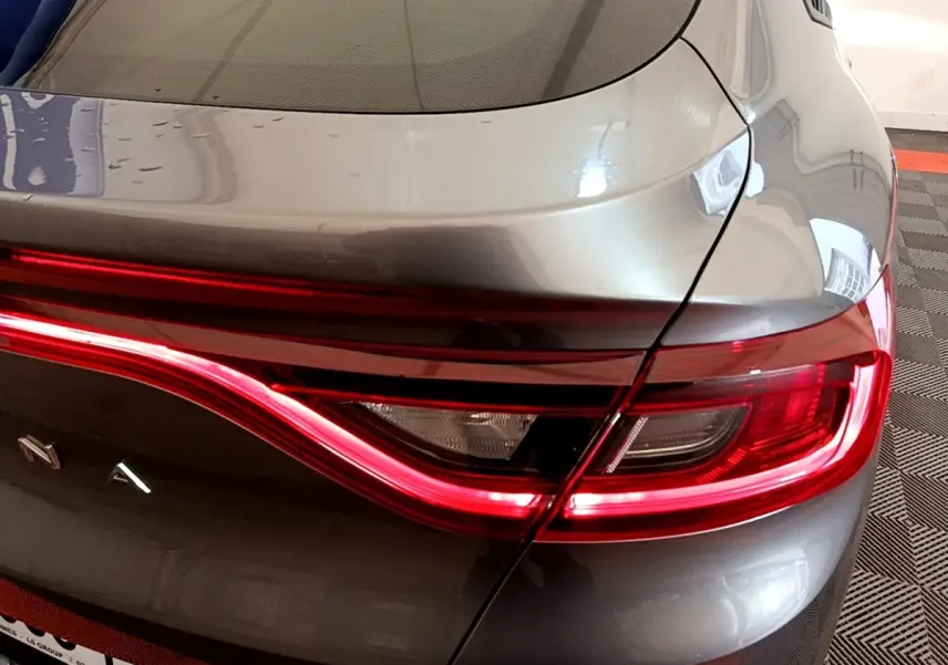 Gros plan sur le feu arrière droit rouge vif d'un Renault Arkana Business E-TECH 145 gris foncé 2022