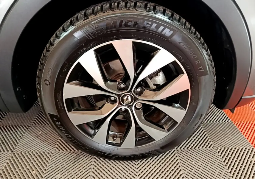 Gros plan sur la roue avant droite du Renault Arkana Business E-TECH 145 gris foncé avec jante alliage et pneu Michelin.