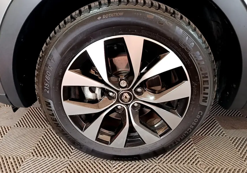 Gros plan sur la jante alliage bicolore avec logo Renault, montée sur un pneu Michelin CrossClimate.