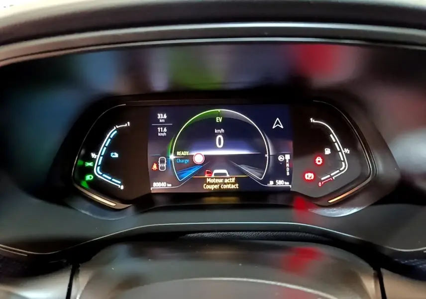 Combiné d'instruments numérique du Renault Arkana Business E-TECH 145 affichant la vitesse et alertes moteur.