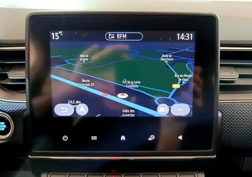 Écran tactile central affichant la navigation GPS dans l'habitacle du Renault Arkana Business E-TECH 145 gris foncé 2022.