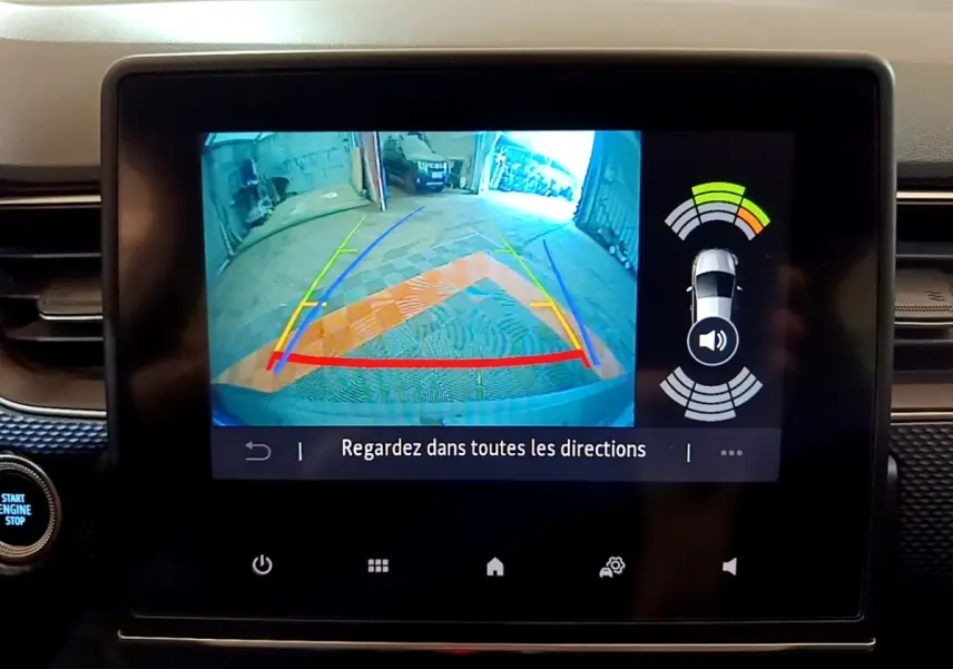 Écran tactile central du Renault Arkana Business E-TECH 145 montrant la caméra de recul avec guidage coloré et alertes de proximité.