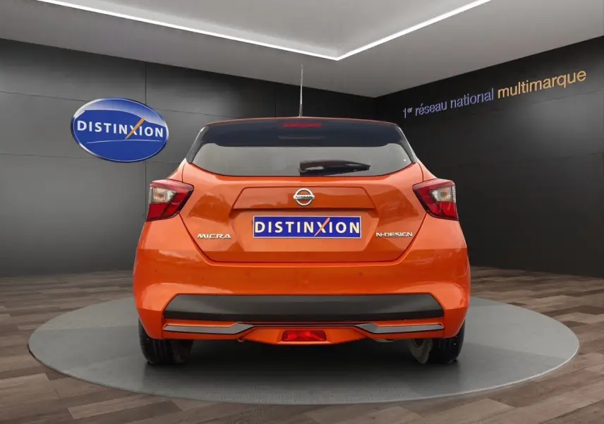 Vue arrière d'une Nissan Micra 2022 orange Energy avec finition N-Design et feux arrière LED distinctifs.