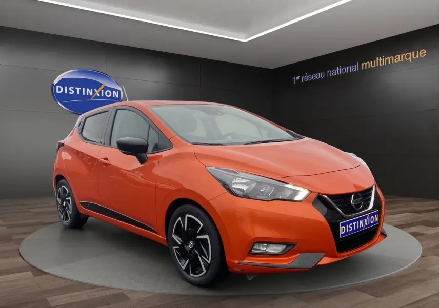 Vue 3/4 avant d'une Nissan Micra 2022 orange Energy avec jantes noires et détails noirs sur les rétroviseurs et bas de caisse.