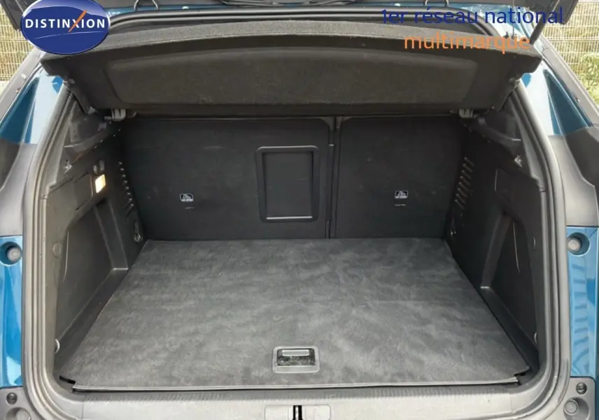 Coffre ouvert d’un Peugeot 3008 bleu Célèbes Métal, montrant un espace de chargement propre et bien fini.