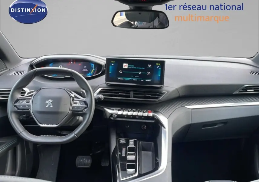 Vue intérieure avant du Peugeot 3008 2024, tableau de bord moderne avec écran tactile et volant compact noir.