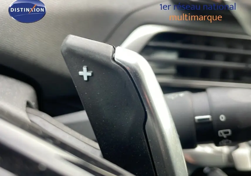 Gros plan sur la palette de changement de vitesse + côté droit du Peugeot 3008 bleu Célèbes Métal, intérieur moderne.