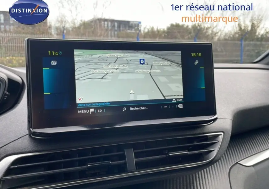 Écran tactile central du tableau de bord du Peugeot 3008 2024, affichant la navigation GPS en extérieur.