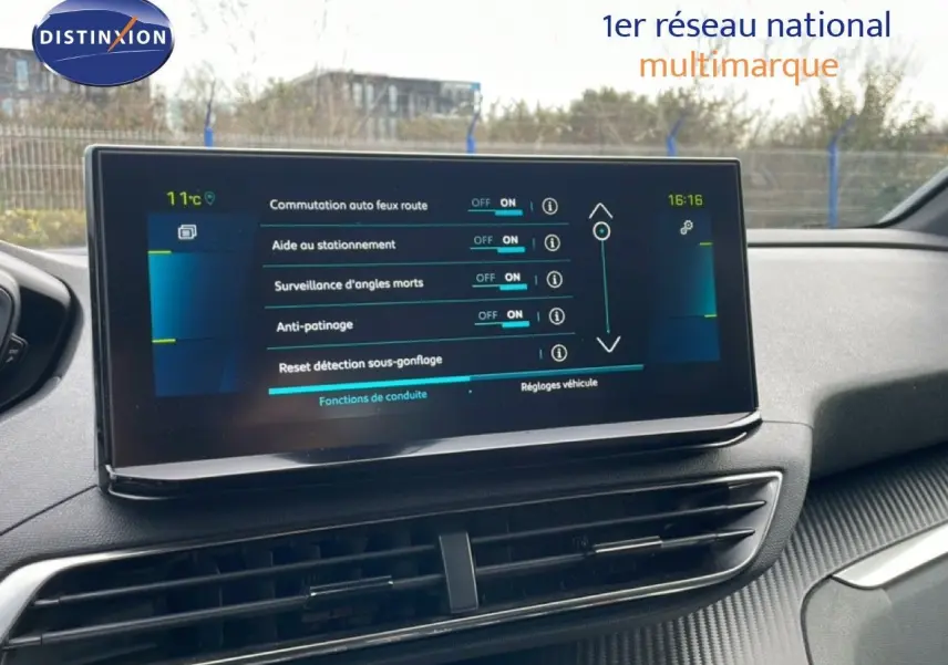 Vue intérieure du tableau de bord du Peugeot 3008 2024, écran tactile affichant les aides à la conduite.