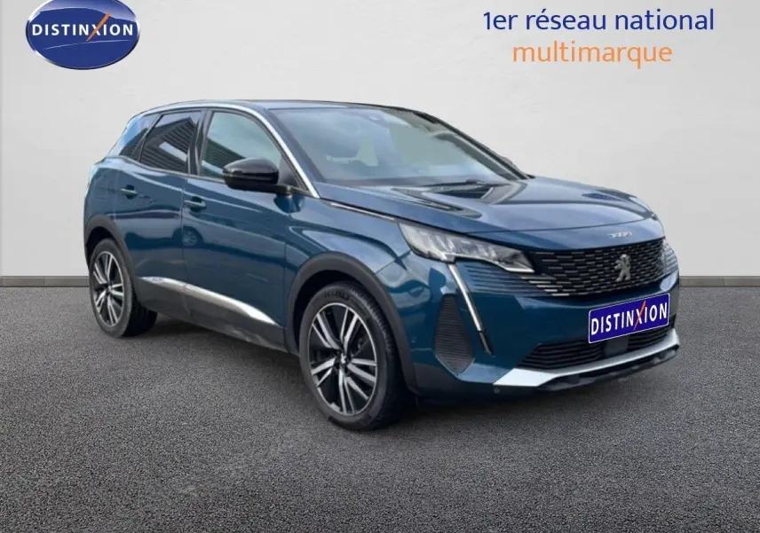 Peugeot 3008 hybride rechargeable bleu Célèbes métal en 3/4 avant droit sur fond neutre avec jantes alliage.