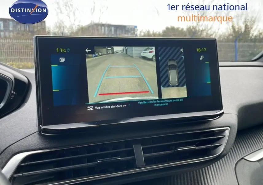 Vue intérieure centrée sur l'écran tactile affichant la caméra de recul du Peugeot 3008 bleu Celebes métal de 2024.