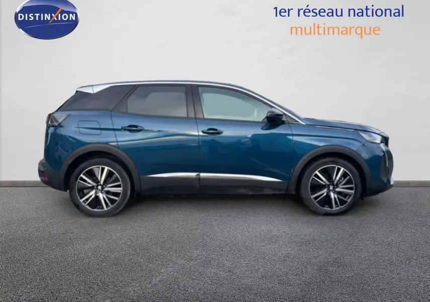 Profil côté droit du Peugeot 3008 hybride rechargeable 2024 en bleu Célèbes Métal avec jantes alliage bicolores.