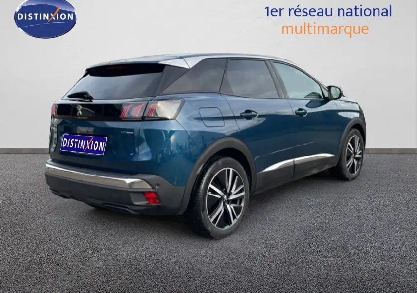 Peugeot 3008 hybride rechargeable bleu Célèbes métal, vue 3/4 arrière droit avec jantes alliage bicolores.