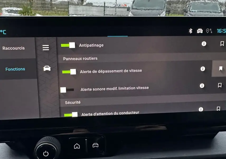 Écran tactile intérieur du Citroën Berlingo 2025 affichant les options de sécurité et d’alerte conducteur.
