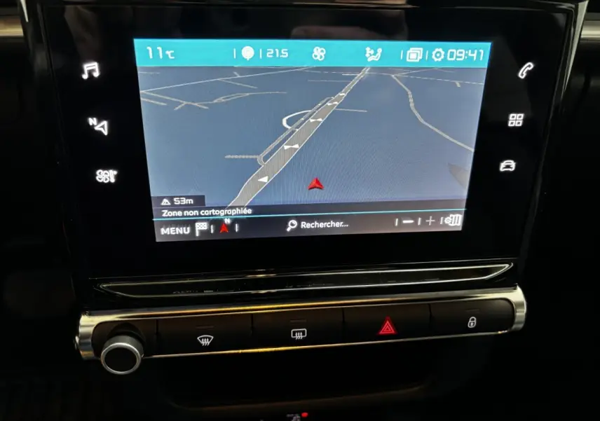 Écran tactile central de navigation de la Citroën C3 noire 2024, affichant une carte routière en intérieur.