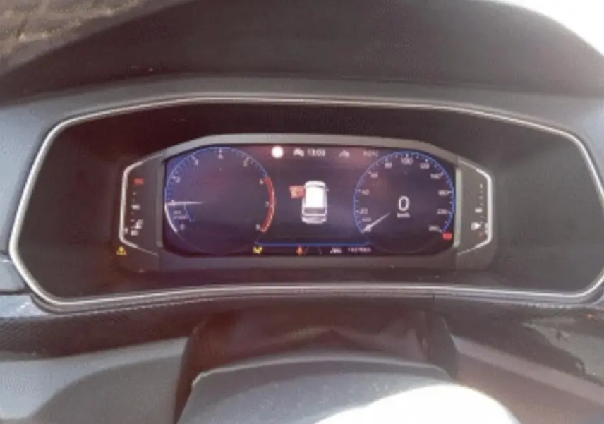 Tableau de bord numérique du Volkswagen T-Cross 2025, affichage digital avec compte-tours et vitesse à zéro, intérieur noir.