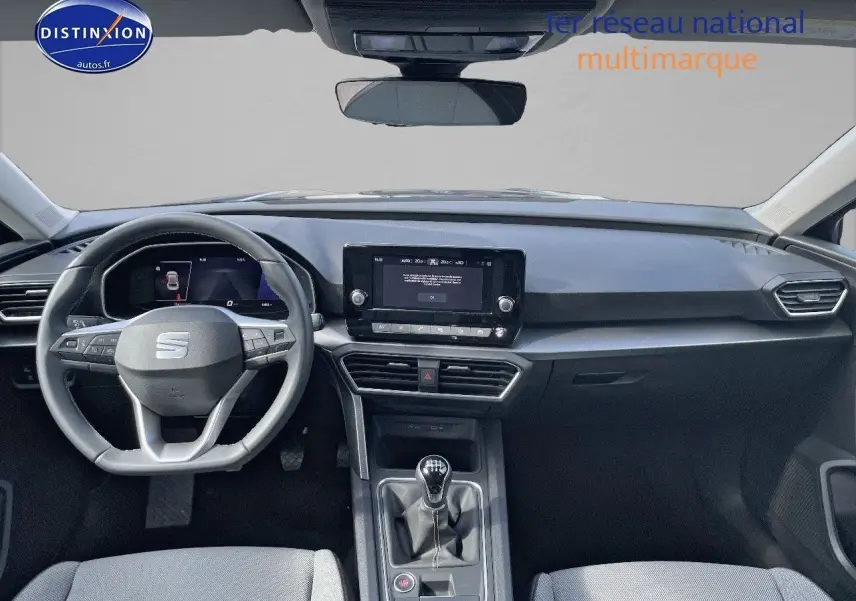 Tableau de bord et volant du SEAT Leon IV 1.5 TSI 130CH Style Pack 2024, intérieur gris avec écran tactile central.