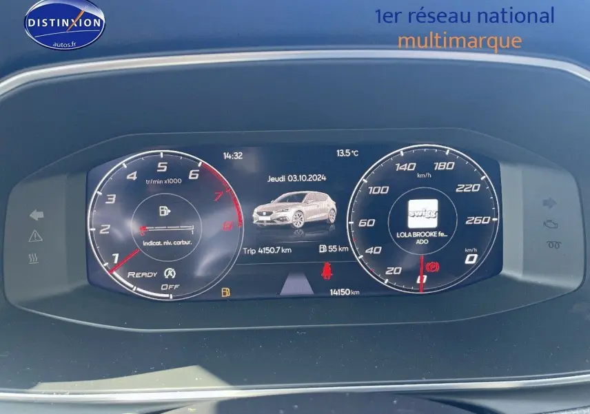 Tableau de bord numérique du SEAT Leon gris magnétique 2024 affichant compte-tours, vitesse et informations de trajet.