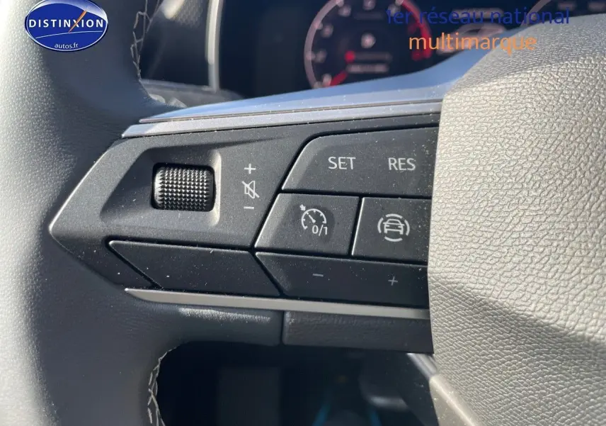 Détail du volant de la SEAT LEON IV gris magnétique, montrant les commandes de régulateur de vitesse et volume sonore.