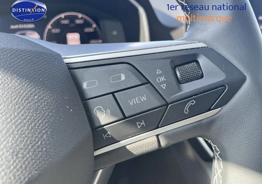 Gros plan sur les commandes multifonctions à droite du volant du SEAT Leon gris magnétique 2024.