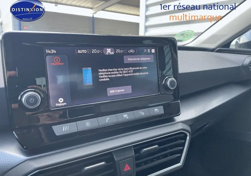 Tableau de bord de la SEAT LEON IV 1.5 TSI 130CH STYLE PACK 2024 avec écran tactile et commandes climatisation visibles.