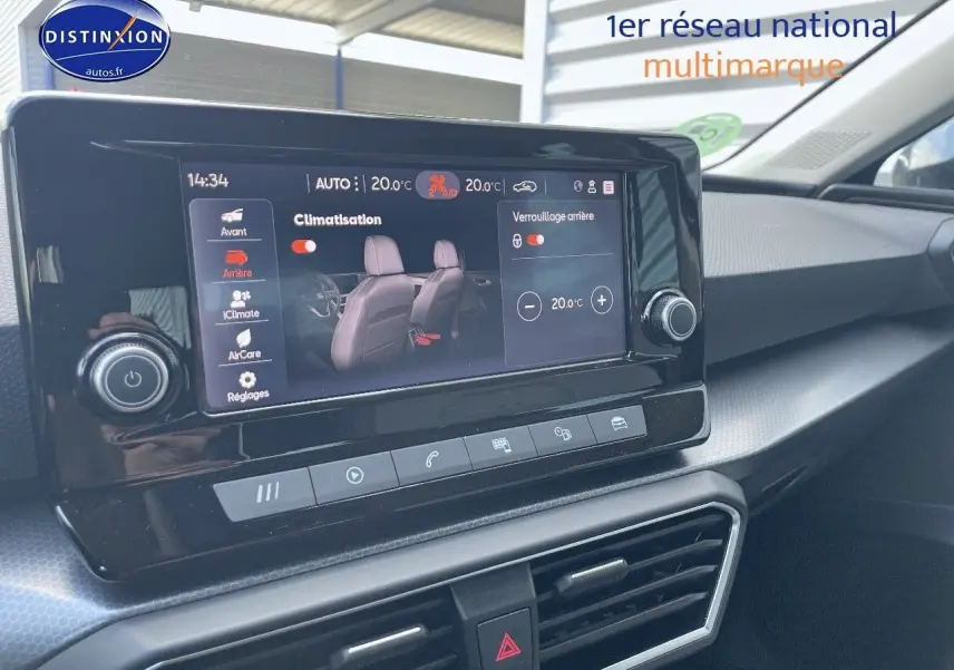 Écran tactile central affichant la climatisation dans l'habitacle d'une SEAT Leon gris magnétique, vue côté passager.