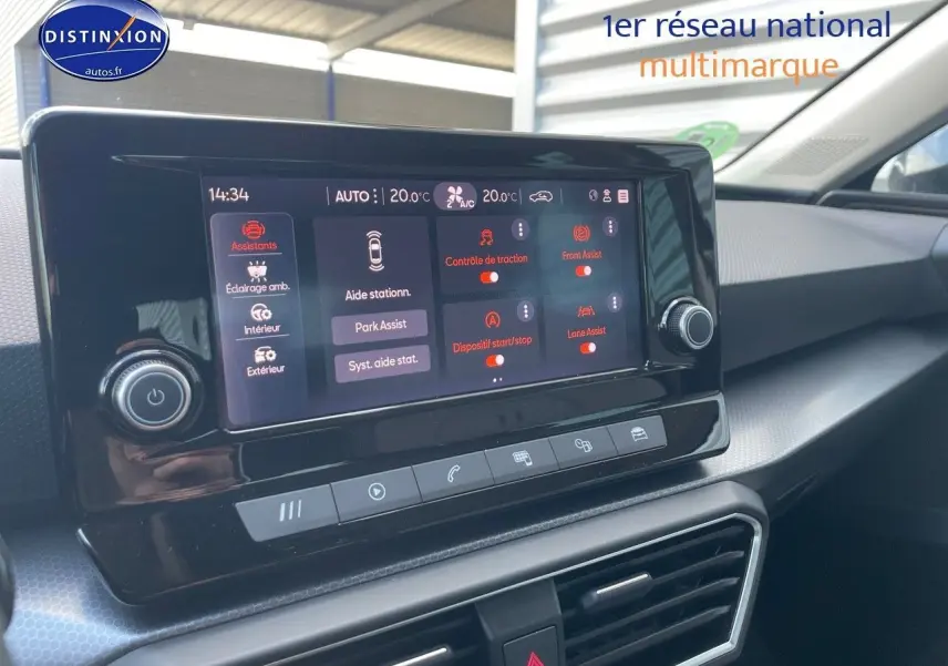 Écran tactile central du tableau de bord d'une SEAT Leon IV gris magnétique, affichant les aides à la conduite.