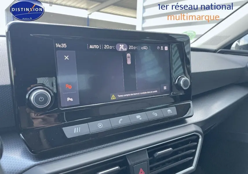 Vue rapprochée de l’écran tactile central du tableau de bord du SEAT Leon gris magnétique 2024, intérieur moderne.