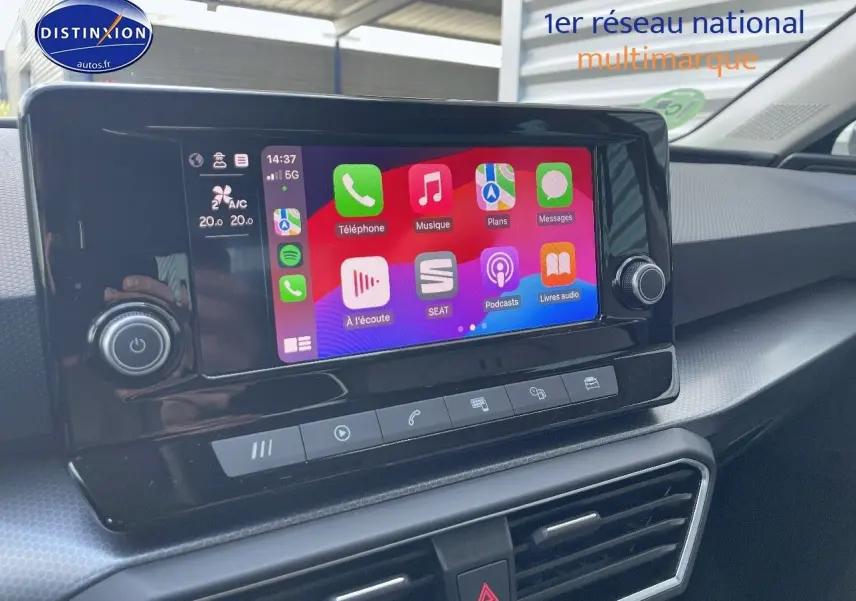 Écran tactile central affichant Apple CarPlay dans l'habitacle moderne d'une SEAT Leon gris magnétique.