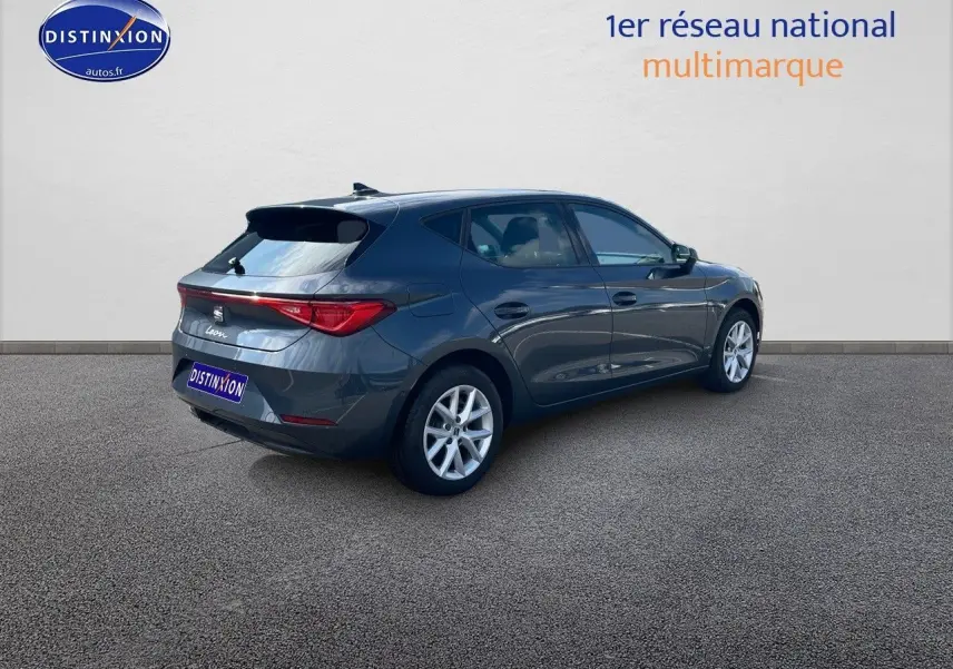 SEAT Leon IV gris magnétique métal vue 3/4 arrière droit, soulignant ses lignes modernes et ses jantes argentées.