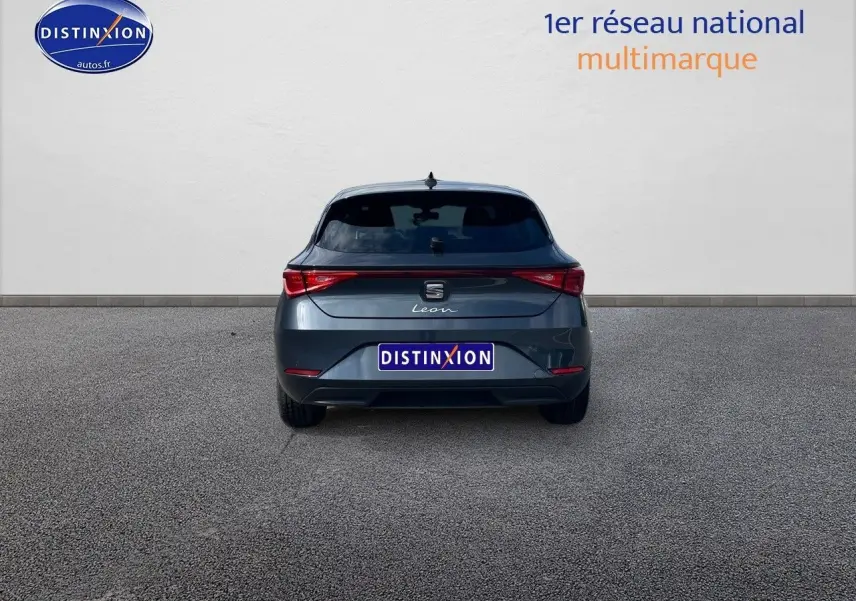 Vue arrière d'une SEAT Leon IV gris magnétique métal 2024 avec feux LED et hayon fermé sur fond neutre.