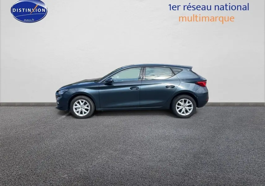 Profil côté gauche d'une SEAT Leon IV 1.5 TSI gris magnétique métal avec jantes alliage et cinq portes visibles.