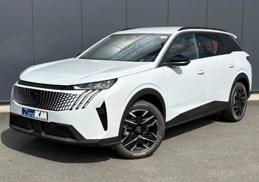 Peugeot 5008 Hybrid blanc Okénite vu de 3/4 avant droit avec jantes noires et barres de toit noires.